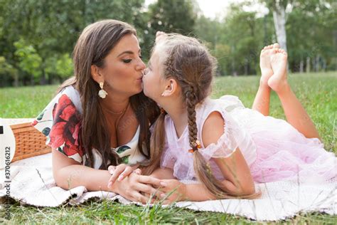 mother kiss daughter on lips|Free Mother And Daughter Tongue Kissing Videos .